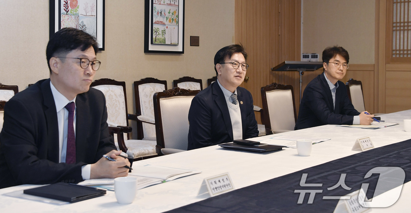 (서울=뉴스1) = 김범석 기획재정부 차관이 11일 서울 종로구 정부서울청사에서 열린 '제42차 물가관계차관회의'를 주재하고 있다. (기확재정부 제공. 재판매 및 DB 금지) 20 …
