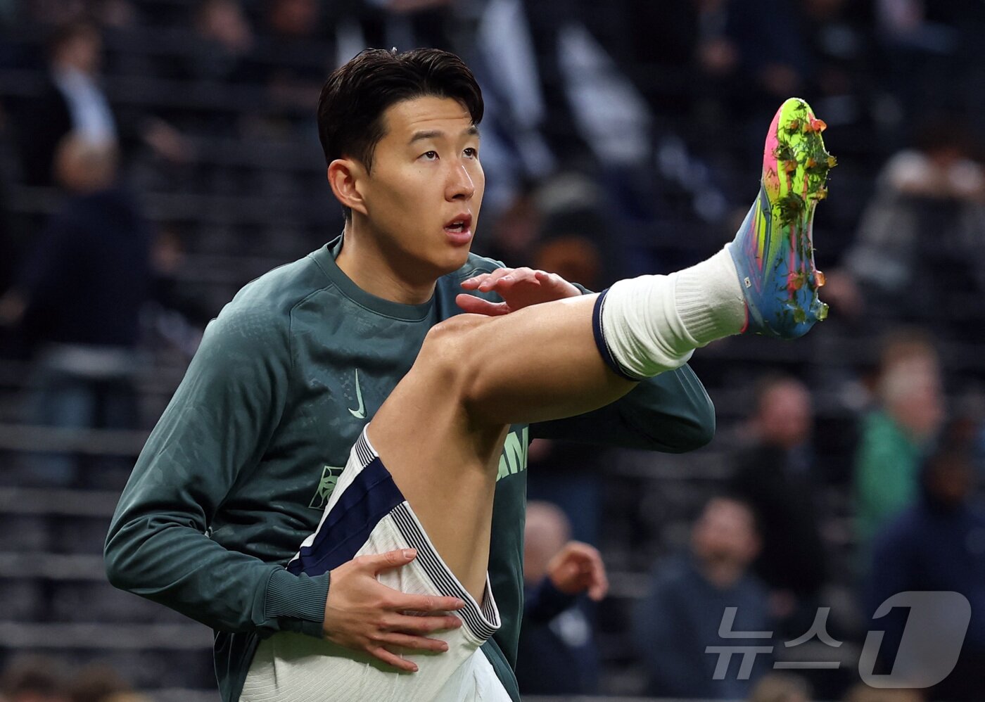 본문 이미지 - 토트넘의 손흥민이 런던의 토트넘 홋스퍼 스타디움에서 열린 UEFA 유로파리그 8강 1차전 프랑크푸르트와 경기에 앞서 워밍업을 하고 있다. 2025.04.11 ⓒ 로이터=뉴스1 ⓒ News1 우동명 기자