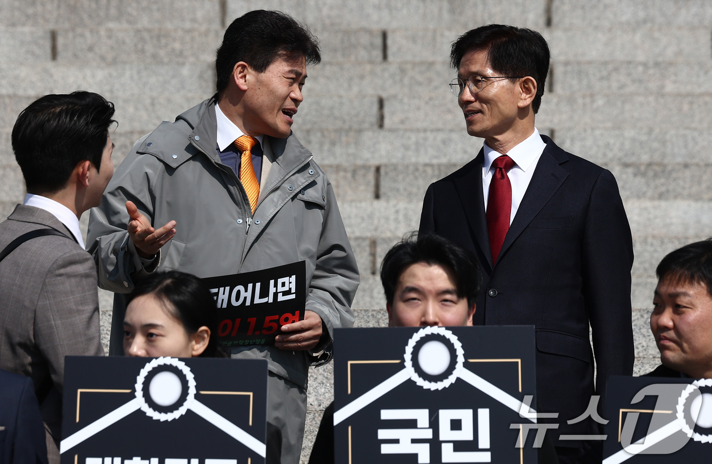 (서울=뉴스1) 김민지 기자 = 대선 출마를 선언한 김문수 전 고용노동부 장관이 11일 오전 서울 여의도 국회 본청 앞에서 열린 '연금개악 규탄집회'에 참석해 한국사 강사 전한길 …