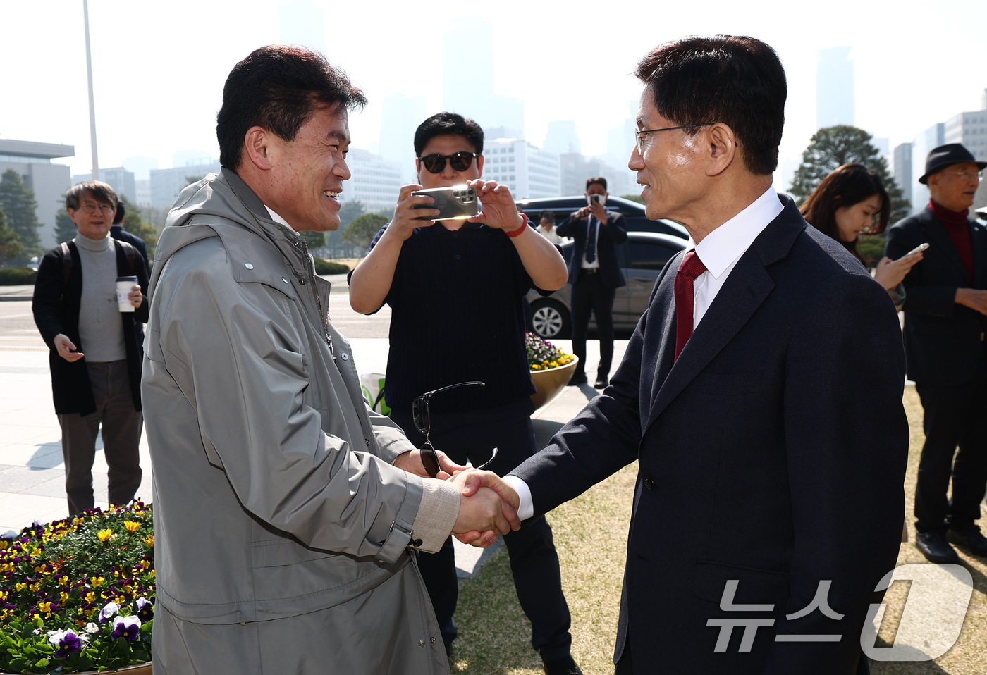 (서울=뉴스1) 김민지 기자 = 대선 출마를 선언한 김문수 전 고용노동부 장관이 11일 오전 서울 여의도 국회 본청 앞에서 열린 '연금개악 규탄집회'에 참석해 한국사 강사 전한길 …