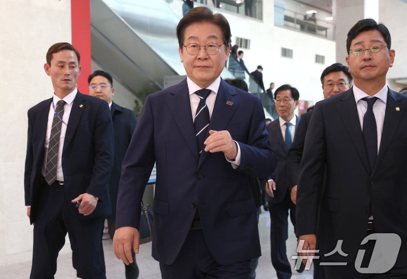 본문 이미지 - 제21대 대통령선거에 출마를 선언한 이재명 더불어민주당 전 대표가 11일 오전 서울 여의도 국회 소통관에서 비전 및 캠프 인선을 발표를 마친 후 기자회견장을 나서고 있다. &#40;공동취재&#41; 2025.4.11/뉴스1 ⓒ News1 이재명 기자