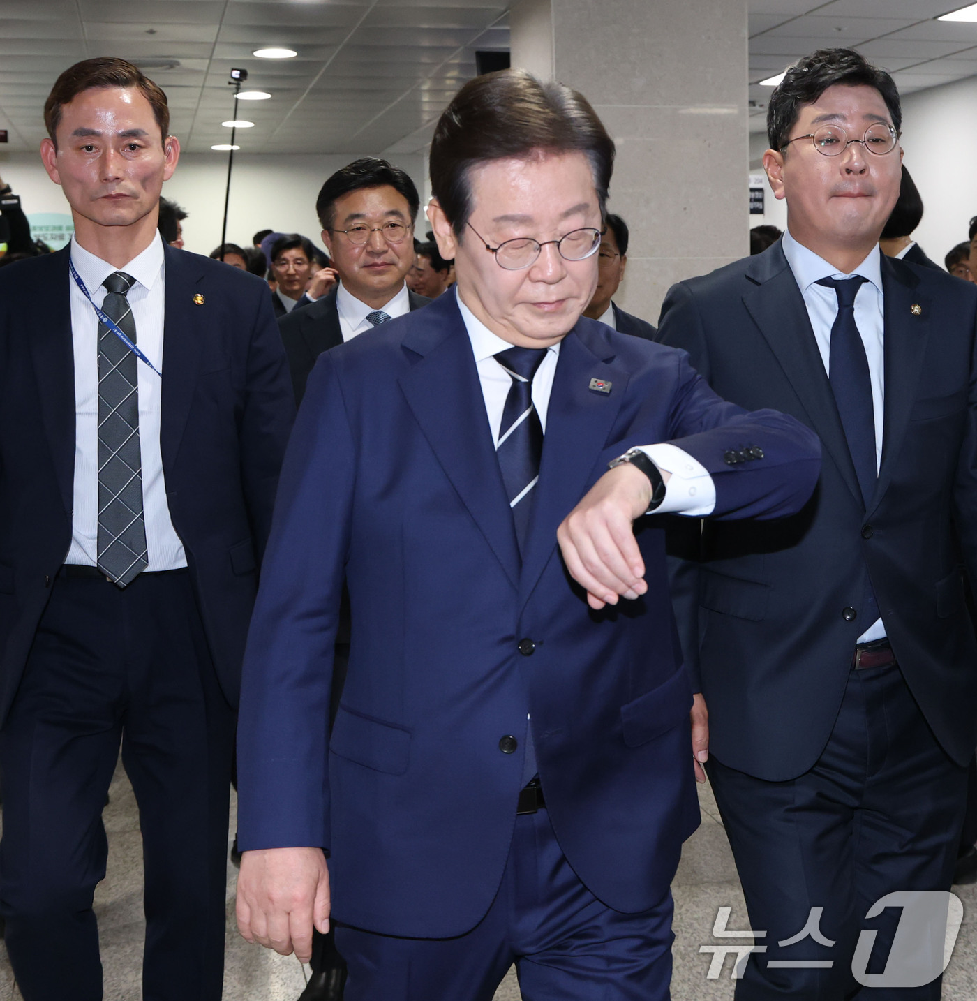 (서울=뉴스1) 이재명 기자 = 제21대 대통령선거에 출마를 선언한 이재명 더불어민주당 전 대표가 11일 오전 서울 여의도 국회 소통관에서 비전 및 캠프 인선을 발표를 마친 후 기 …