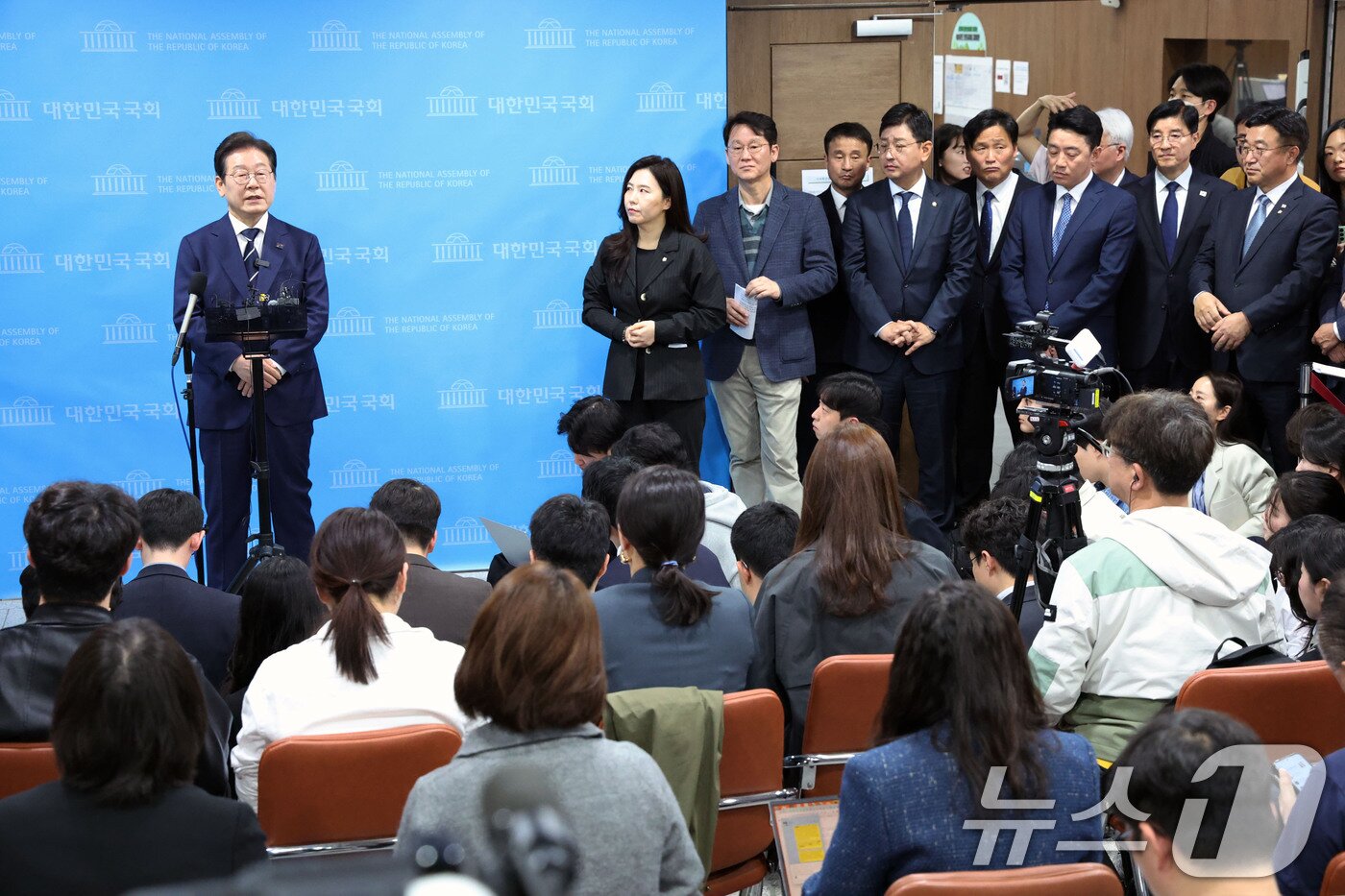 본문 이미지 - 제21대 대통령선거에 출마를 선언한 이재명 더불어민주당 전 대표가 11일 오전 서울 여의도 국회 소통관에서 비전 및 캠프 인선을 발표를 마친 후 취재진 질문에 답변하고 있다. &#40;공동취재&#41; 2025.4.11/뉴스1 ⓒ News1 이재명 기자