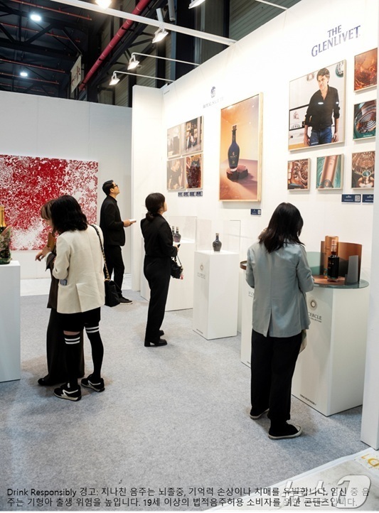 (서울=뉴스1) = 11일 서울 강남구 대치동 세텍(SETEC)에서 열린 아트오앤오 2025에서 방문객들이 페르노리카 코리아의 초한정판 컬렉터블 주류 작품들을 관람하고 있다.페르노 …