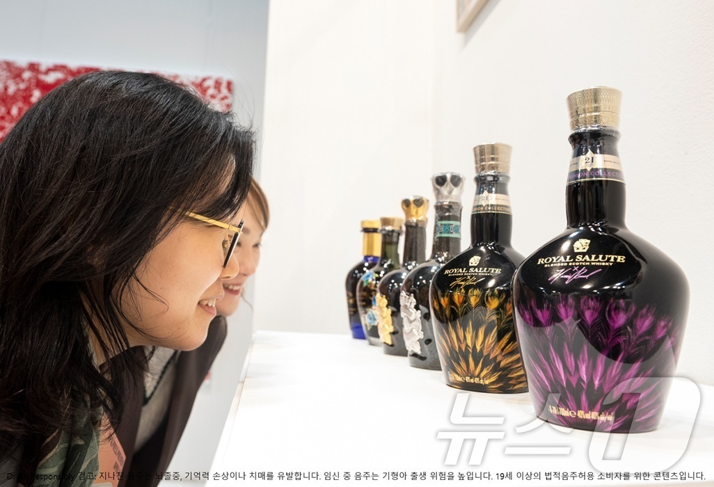 (서울=뉴스1) = 11일 서울 강남구 대치동 세텍(SETEC)에서 열린 아트오앤오 2025에서 방문객들이 페르노리카 코리아의 초한정판 컬렉터블 주류 작품들을 관람하고 있다.페르노 …
