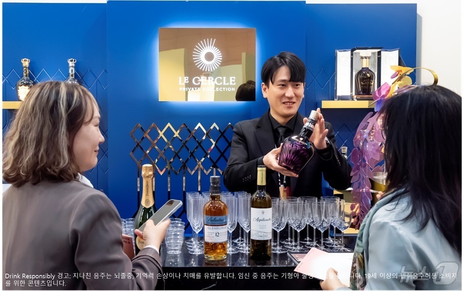 (서울=뉴스1) = 11일 서울 강남구 대치동 세텍(SETEC)에서 열린 아트오앤오 2025에서 방문객들이 페르노리카 코리아의 초한정판 컬렉터블 주류 작품들을 관람하고 있다.페르노 …