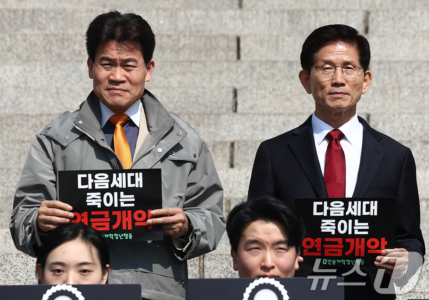 (서울=뉴스1) 김민지 기자 = 대선 출마를 선언한 김문수 전 고용노동부 장관이 11일 오전 서울 여의도 국회 본청 앞에서 열린 '연금개악 규탄집회'에서 한국사 강사 전한길 씨 …