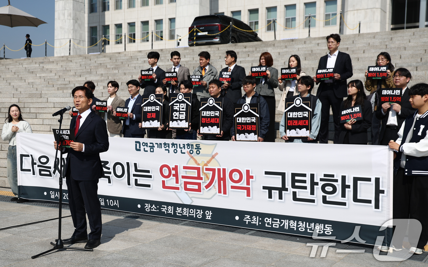 (서울=뉴스1) 김민지 기자 = 대선 출마를 선언한 김문수 전 고용노동부 장관이 11일 오전 서울 여의도 국회 본청 앞에서 열린 '연금개악 규탄집회'에서 발언하고 있다. 2025. …