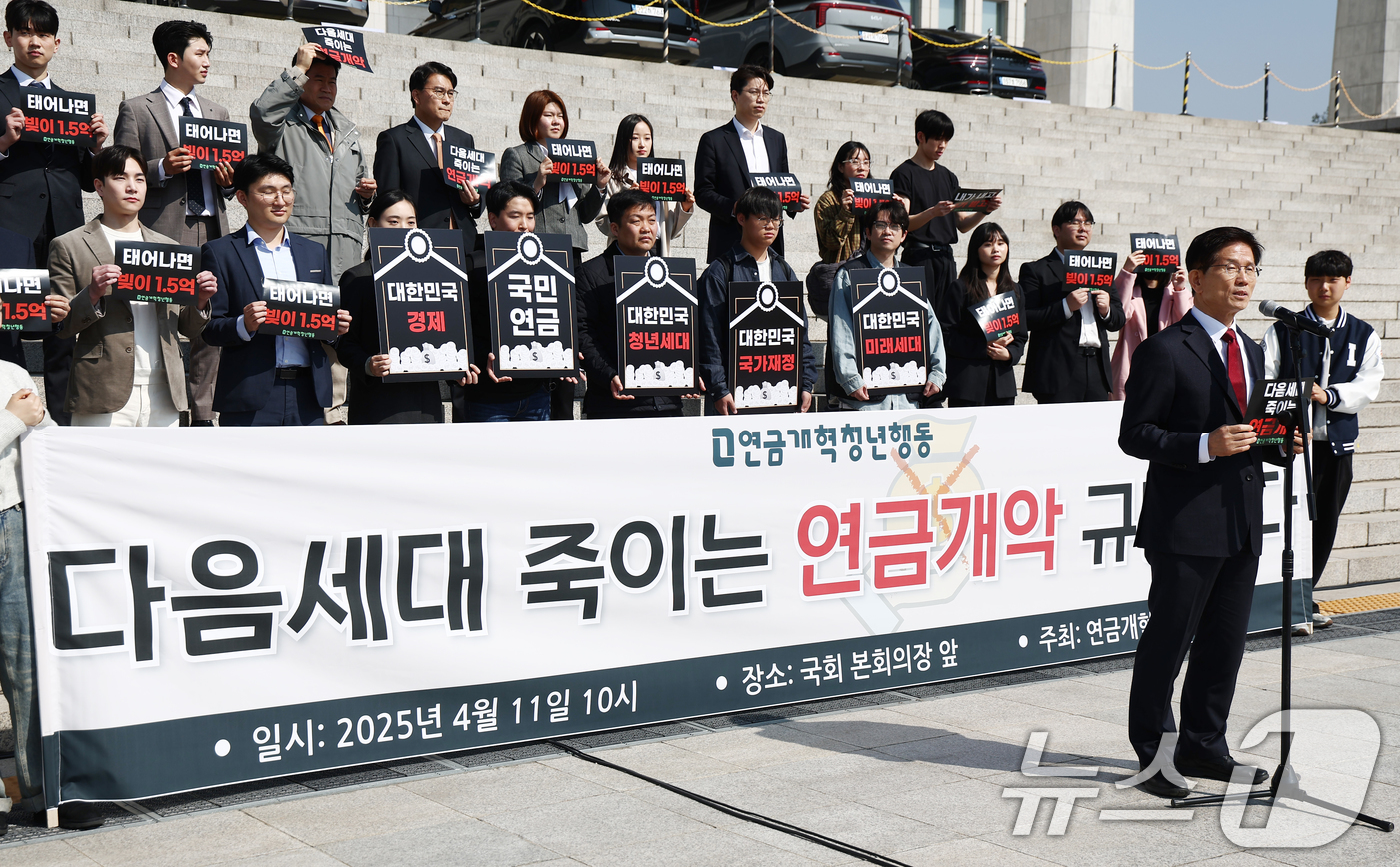 (서울=뉴스1) 김민지 기자 = 대선 출마를 선언한 김문수 전 고용노동부 장관이 11일 오전 서울 여의도 국회 본청 앞에서 열린 '연금개악 규탄집회'에서 발언하고 있다. 2025. …