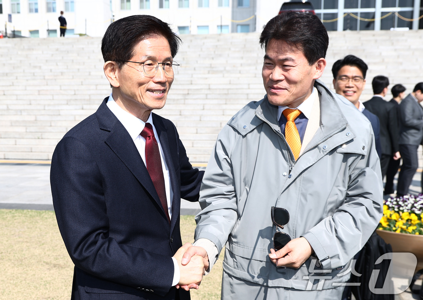 (서울=뉴스1) 김민지 기자 = 대선 출마를 선언한 김문수 전 고용노동부 장관이 11일 오전 서울 여의도 국회 본청 앞에서 열린 '연금개악 규탄집회'에 참석해 한국사 강사 전한길 …
