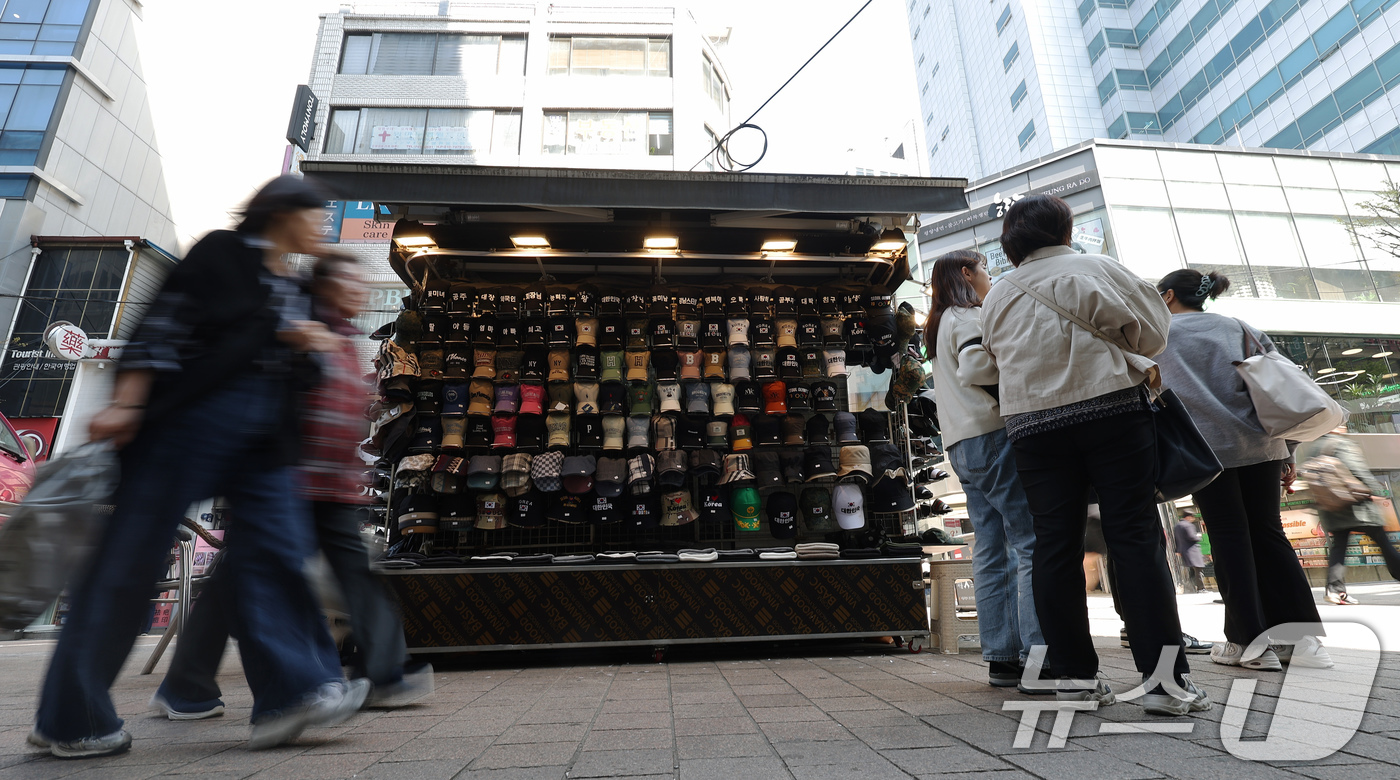 (서울=뉴스1) 장수영 기자 = 11일 서울 중구 명동거리를 찾은 관광객들이 상점 앞을 지나고 있다.기획재정부는 이날 4월 최근 경제동향(그린북)을 발표하면서 내수 회복 지연과 미 …