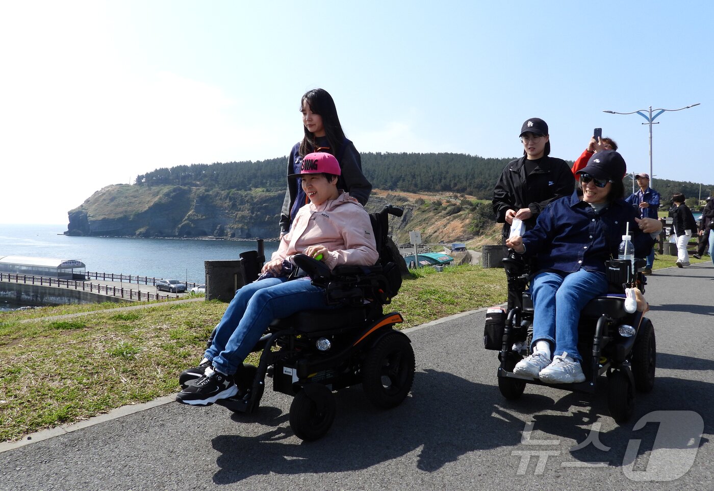 본문 이미지 - 11일 오전 제주 서귀포시 제주올레 10코스에서 열린 '제주 무장애 올레길 걷기 행사' ⓒ News1 오미란 기자