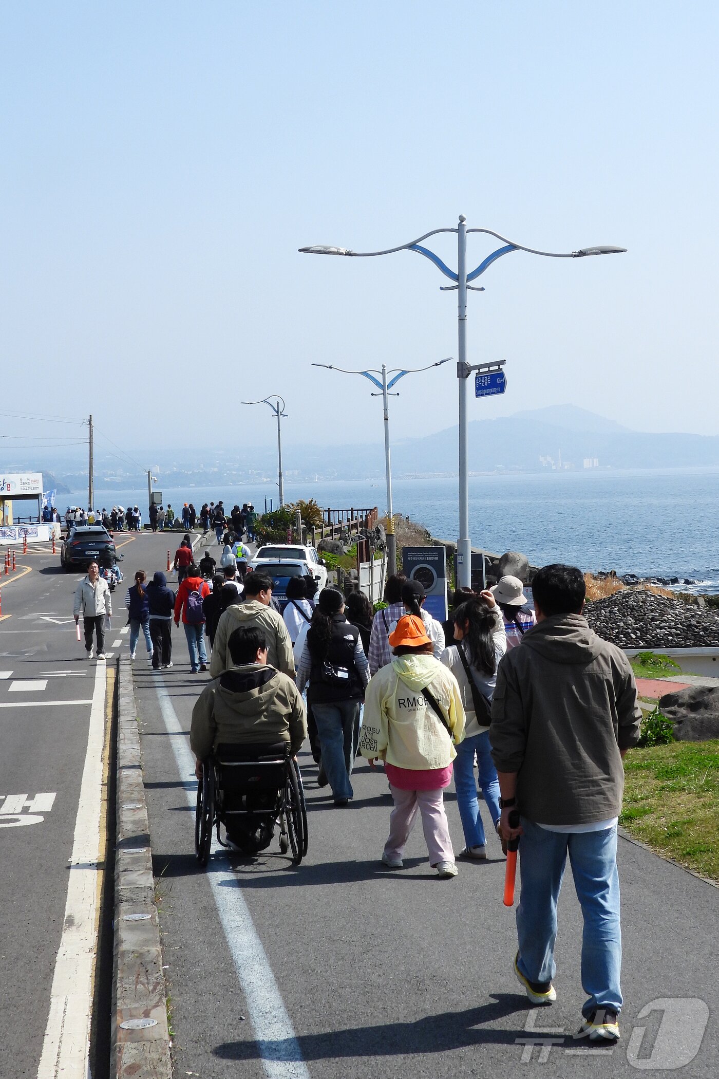 본문 이미지 - 11일 오전 제주 서귀포시 제주올레 10코스에서 열린 '제주 무장애 올레길 걷기 행사' ⓒ News1 오미란 기자