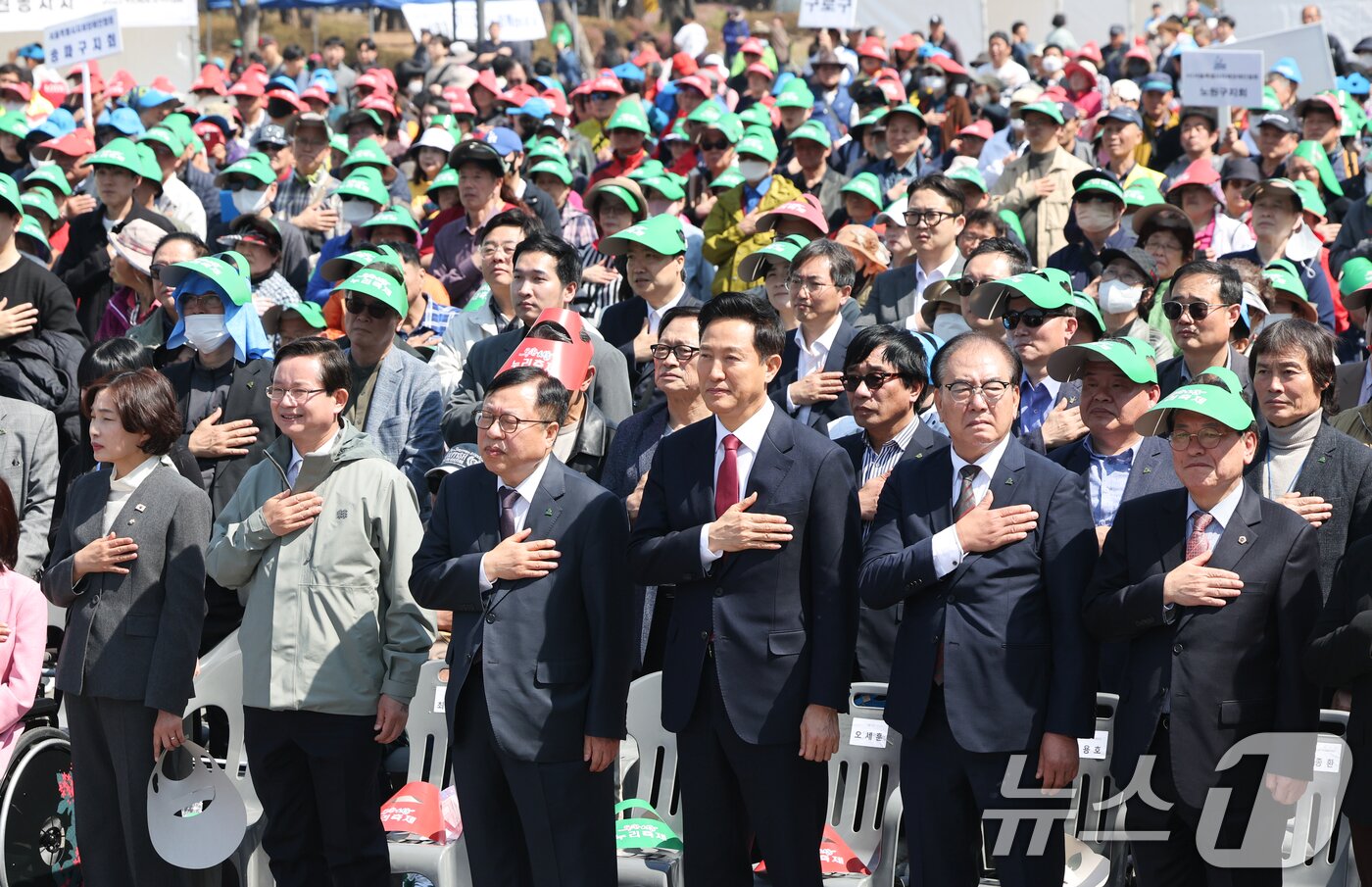본문 이미지 - 오세훈 서울시장이 11일 서울 여의도공원 문화의 마당에서 열린 2025년 동행서울 누리축제에서 참석자들과 함께 국민의례를 하고 있다. 2025.4.11/뉴스1 ⓒ News1 허경 기자