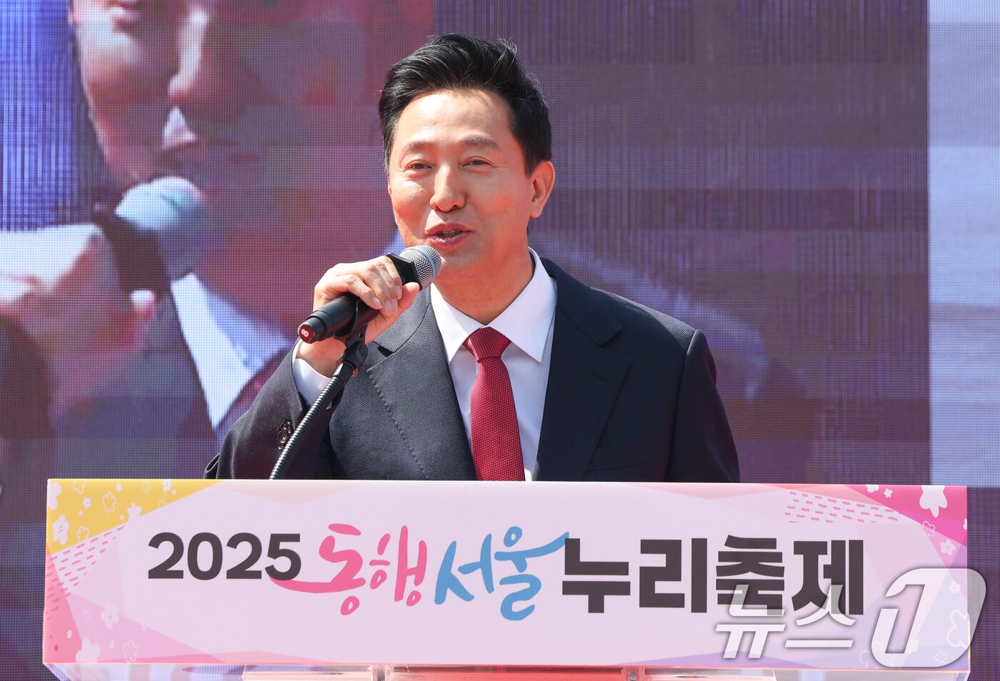 본문 이미지 - 오세훈 서울시장이 11일 서울 여의도공원 문화의 마당에서 열린 2025년 동행서울 누리축제에서 축사를 하고 있다. 2025.4.11/뉴스1 ⓒ News1 허경 기자