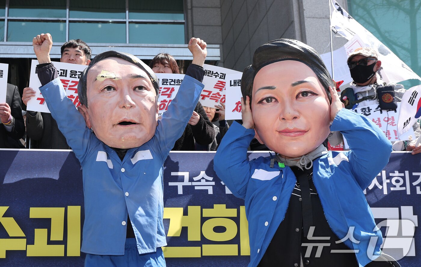 본문 이미지 - 촛불행동 회원들이 11일 서울 용산구 한남동 대통령 관저 앞에서 열린 윤건희 구속 선봉대 발족 기자회견에서 윤석열 전 대통령과 김건희 여사의 모형탈을 쓰고 체포 상징의식을 하고 있다. 2025.4.11/뉴스1 ⓒ News1 김성진 기자