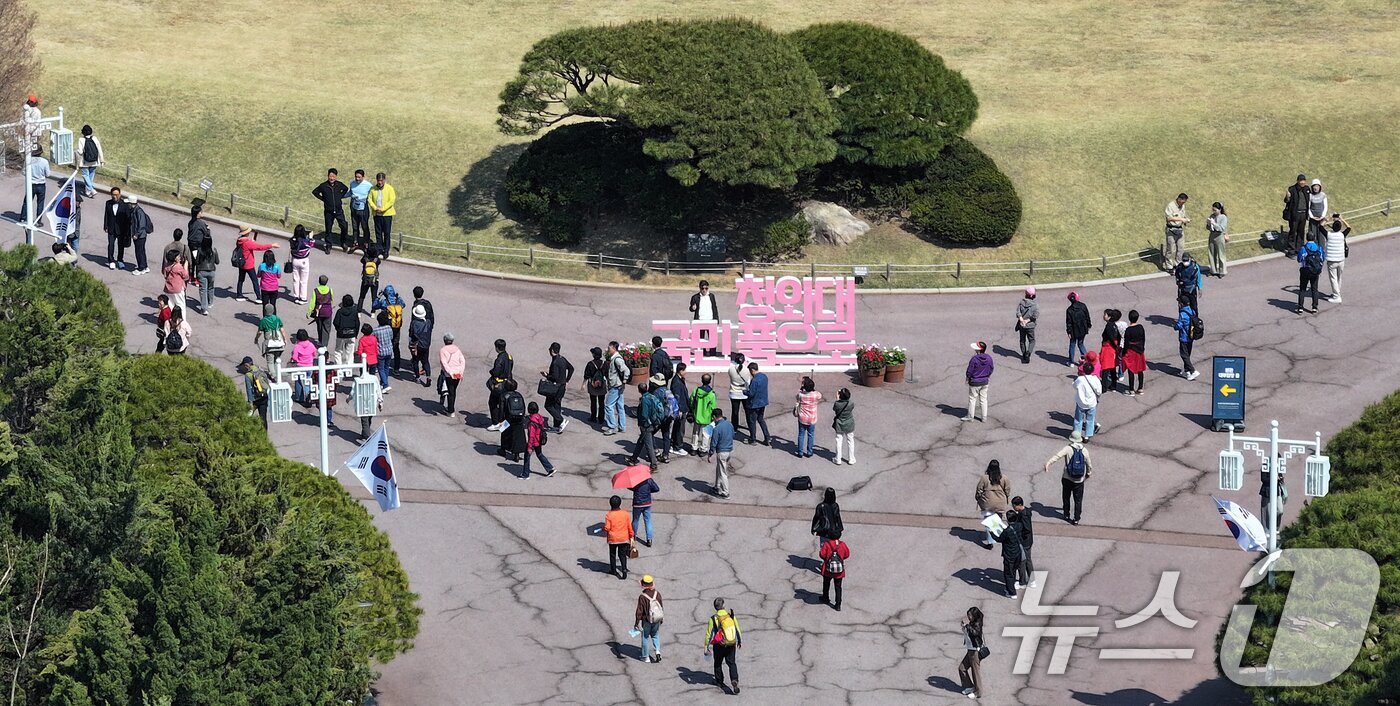 본문 이미지 - 11일 서울 종로구 청와대를 찾은 관람객들이 추억을 남기고 있다. 2025.4.11/뉴스1 ⓒ News1 김진환 기자