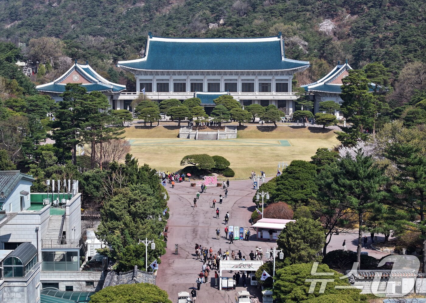 본문 이미지 - 11일 서울 종로구 청와대를 찾은 관람객들이 본관으로 입장하고 있다. 2025.4.11/뉴스1 ⓒ News1 김진환 기자