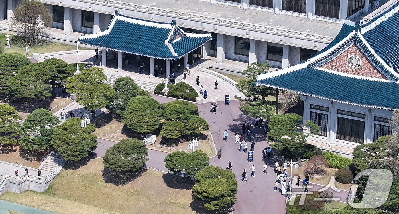 본문 이미지 - 11일 서울 종로구 청와대를 찾은 관람객들이 본관으로 입장하고 있다. 2025.4.11/뉴스1 ⓒ News1 김진환 기자