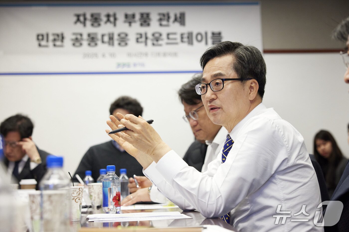 본문 이미지 - 김동연 경기도지사가 미국 미시간주 현지시각 10일 오전 코트라 디트로이트 무역관에서 열린 자동차 부품 관세 민관 공동대응 라운드테이블에 참여하고 있다.(경기도 제공, 재판매 및 DB 금지)