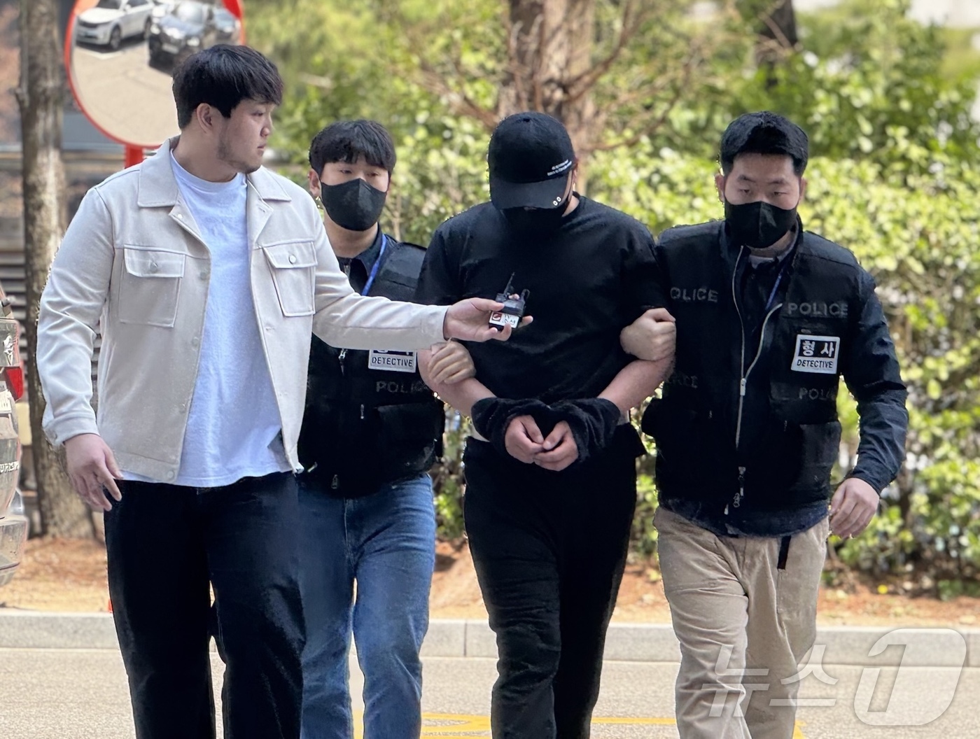 (인천=뉴스1) 박소영 기자 = 추행 등 목적 약취유인 혐의를 받는 20대 우즈베키스탄 국적 A 씨는 11일 오후 1시 35분쯤 인천 미추홀구 소재 인천지법 영장 심사장에 구속 전 …