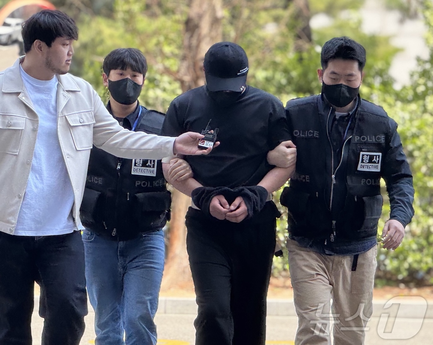 (인천=뉴스1) 박소영 기자 = 추행 등 목적 약취유인 혐의를 받는 20대 우즈베키스탄 국적 A 씨는 11일 오후 1시 35분쯤 인천 미추홀구 소재 인천지법 영장 심사장에 구속 전 …