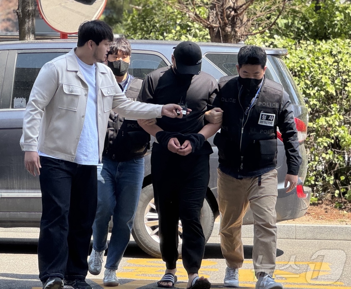 (인천=뉴스1) 박소영 기자 = 추행 등 목적 약취유인 혐의를 받는 20대 우즈베키스탄 국적 A 씨는 11일 오후 1시 35분쯤 인천 미추홀구 소재 인천지법 영장 심사장에 구속 전 …