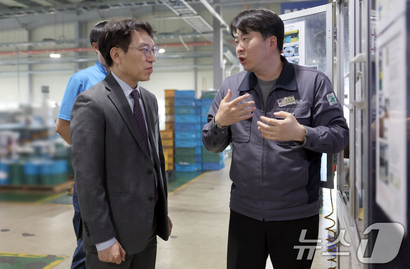 (서울=뉴스1) = 노건기 산업통상자원부 통상교섭실장이 11일 충남 아산에 소재한 철강 알루미늄 파생상품 생산 기업 도스코를 방문해 미국의 관세 조치로 인한 우리 수출 기업의 애로 …