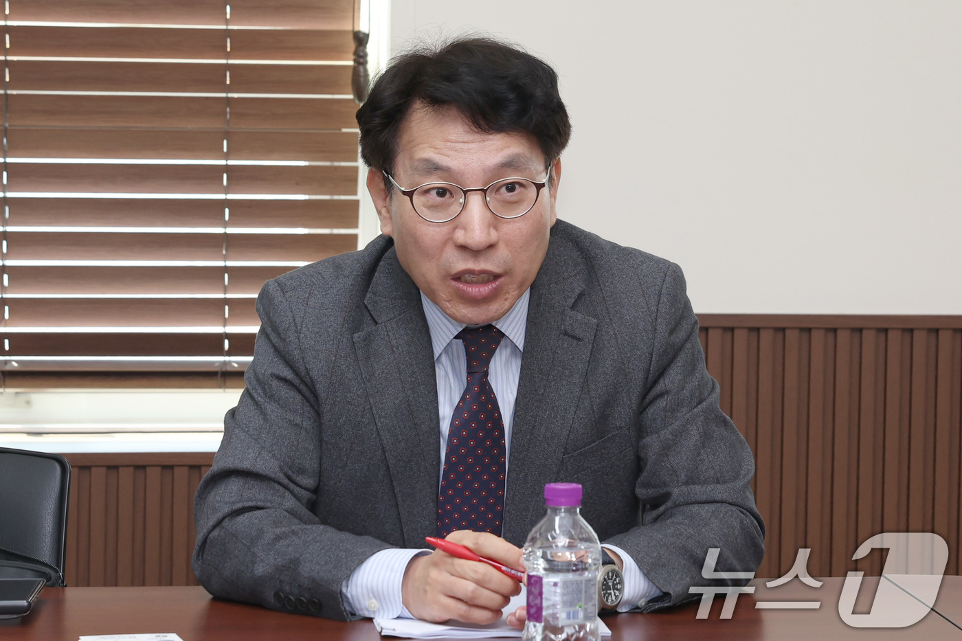 (서울=뉴스1) = 노건기 산업통상자원부 통상교섭실장이 11일 충남 아산에 소재한 철강 알루미늄 파생상품 생산 기업 도스코를 방문해 미국의 관세 조치로 인한 우리 수출 기업의 애로 …