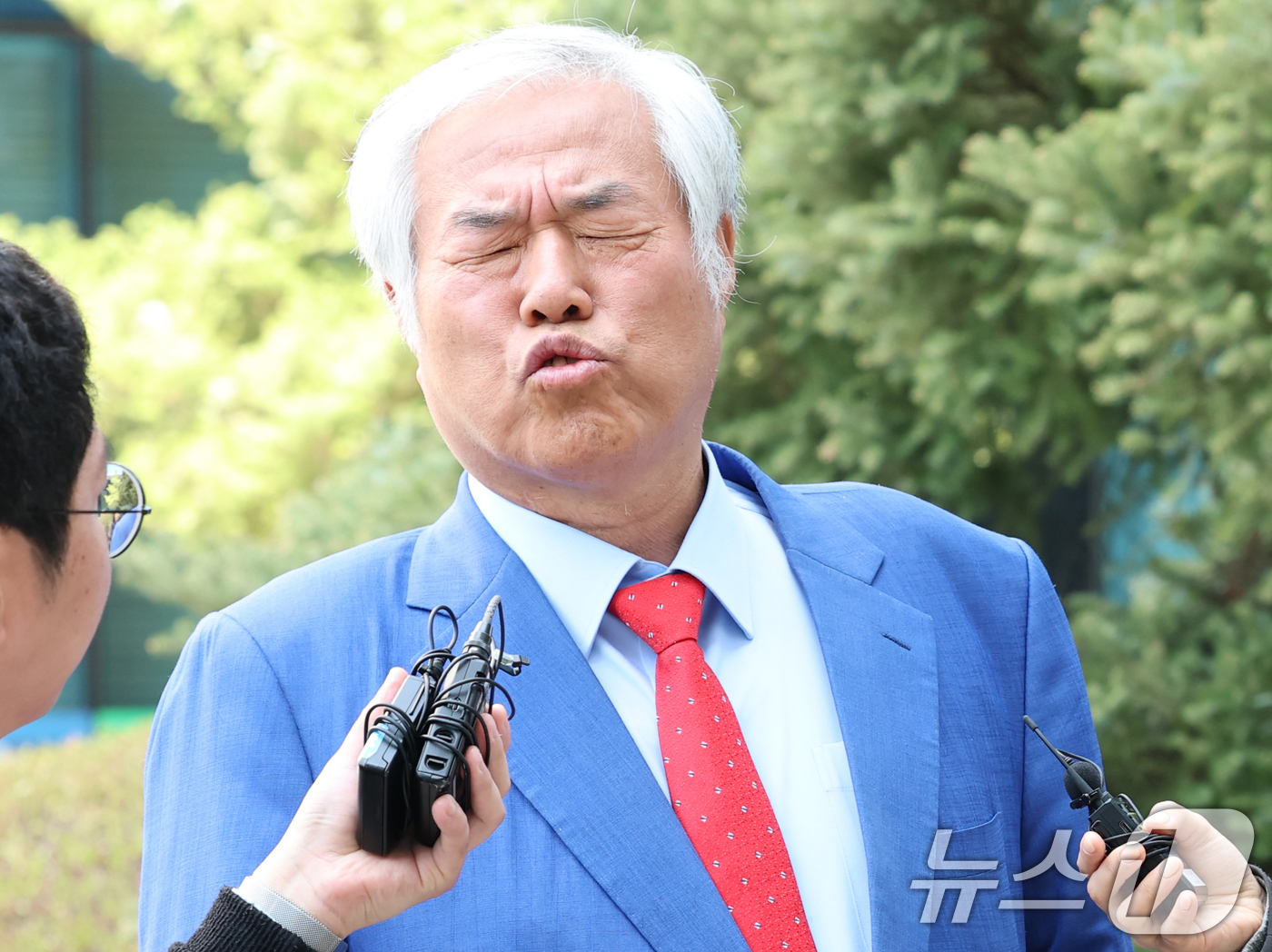 (서울=뉴스1) 권현진 기자 = 제22대 총선 당시 자유통일당 비례대표 공천 대가로 금전을 요구한 혐의를 받는 전광훈 사랑제일교회 목사가 11일 오후 서울북부지방법원에서 진행된 첫 …