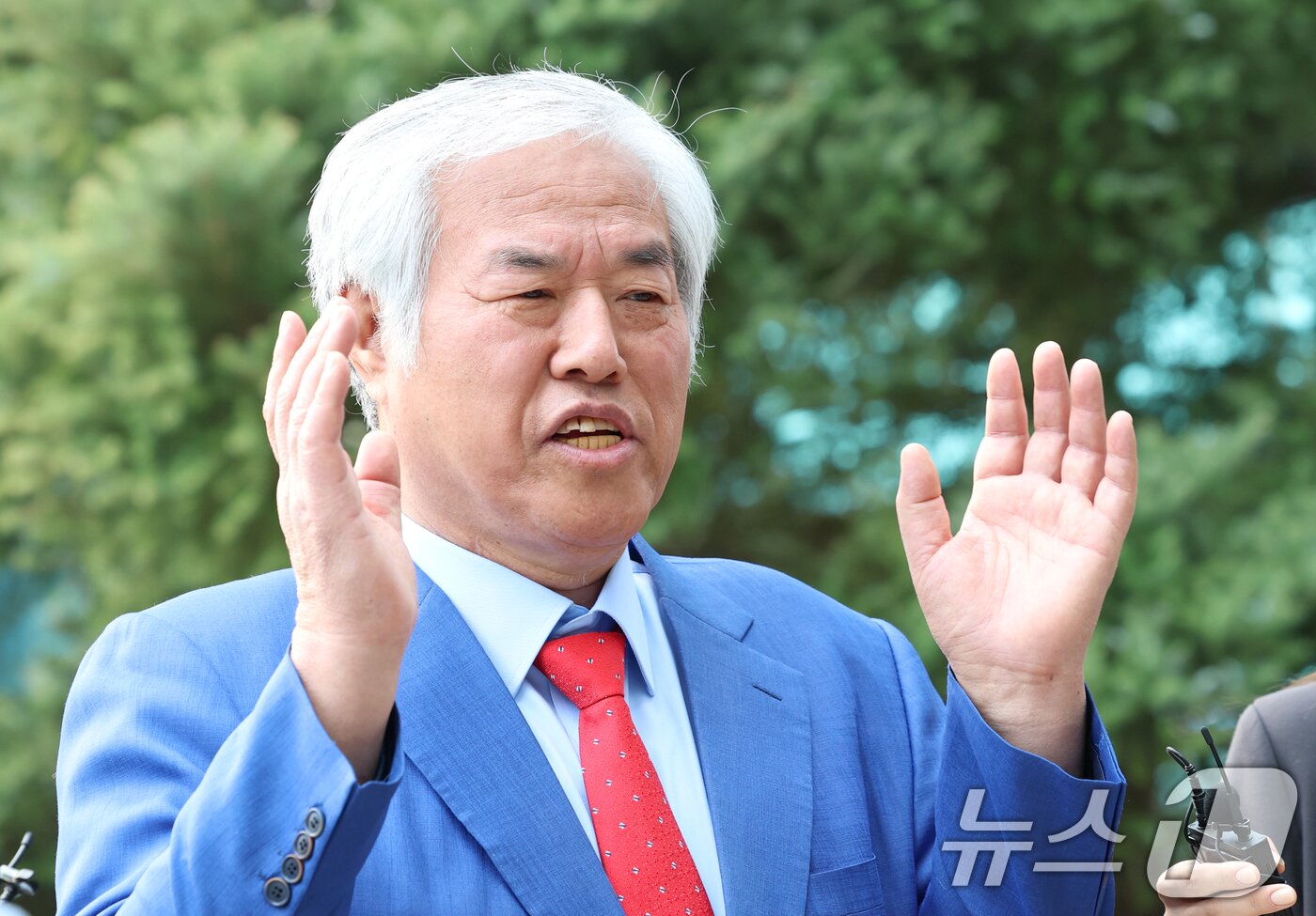 본문 이미지 - 제22대 총선 당시 자유통일당 비례대표 공천 대가로 금전을 요구한 혐의를 받는 전광훈 사랑제일교회 목사가 11일 오후 서울북부지방법원에서 진행된 첫 번째 공판에 출석하기 전 인터뷰를 하고 있다. 2025.4.11/뉴스1 ⓒ News1 권현진 기자