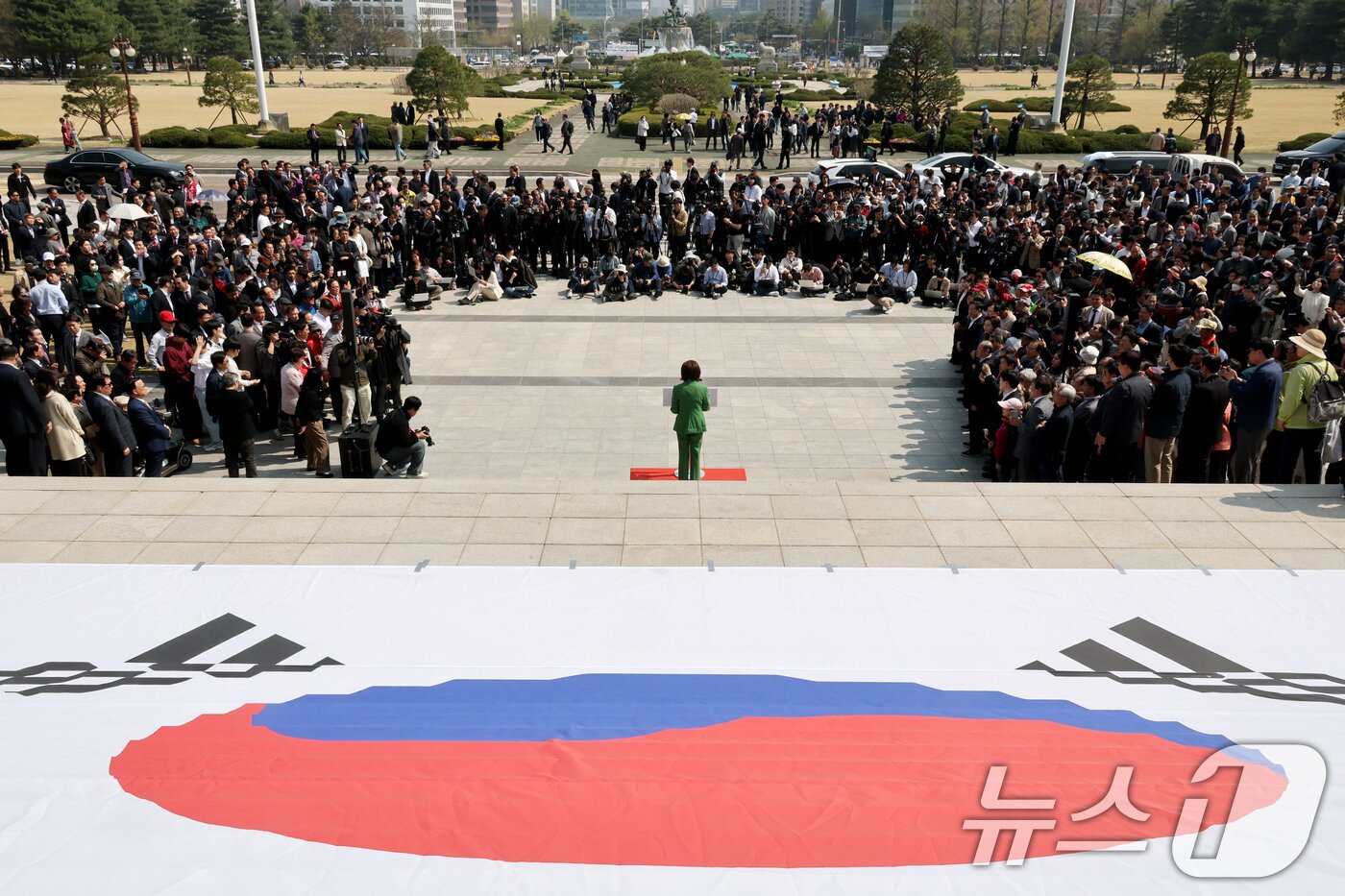 본문 이미지 - 나경원 국민의힘 의원이 11일 오후 서울 여의도 국회 본청 앞 계단에서 대선출마 선언 기자회견을 하고 있다. 2025.4.11/뉴스1 ⓒ News1 이광호 기자