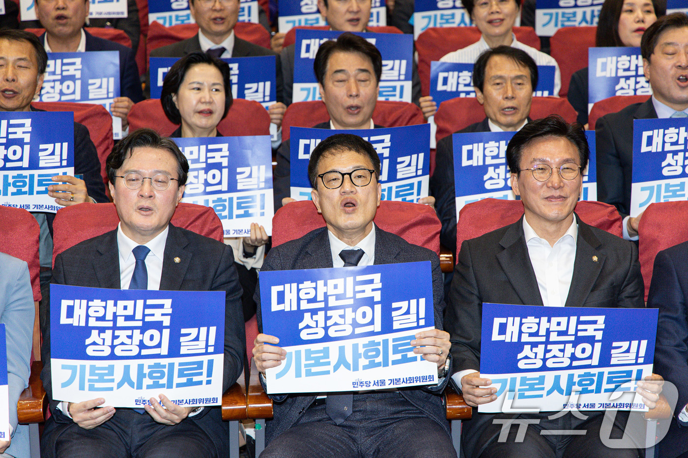 (서울=뉴스1) 이재명 기자 = 박주민 더불어민주당 기본사회위원회 수석부위원장을 비롯한 참석자들이 11일 오후 서울 여의도 국회 의원회관에서 열린 민주당 서울 기본사회위원회 발대식 …