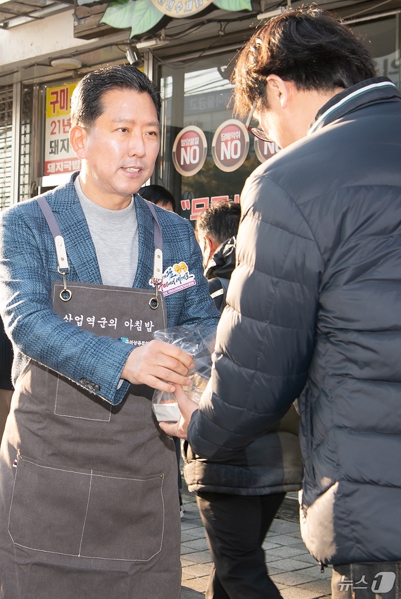 (구미=뉴스1) 정우용 기자 = 김장호 구미시장이 11일 '산업역군의 아침밥' 행사에서 3000여명의 근로자에게 샌드위치를 전달하고 있다. (구미시 제공) 2025.4.11/뉴스1 …