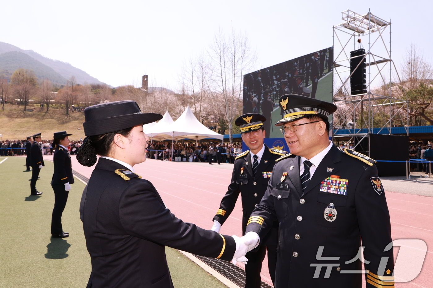 (서울=뉴스1) = 이호영 경찰청장 직무대행이 11일 충북 충주시 수안보면에 있는 중앙경찰학교 대운동장에서 열린 신임경찰 제315기 졸업식에서 졸업생과 악수하고 있다. (경찰청 제 …