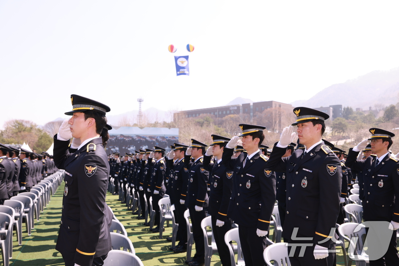 (서울=뉴스1) = 중앙경찰학교는 11일 충북 충주시 수안보면에 있는 중앙경찰학교 대운동장에서 신임경찰 제315기 졸업식을 개최했다.신임경찰 제315기 졸업식에서 졸업생들이 거수 …