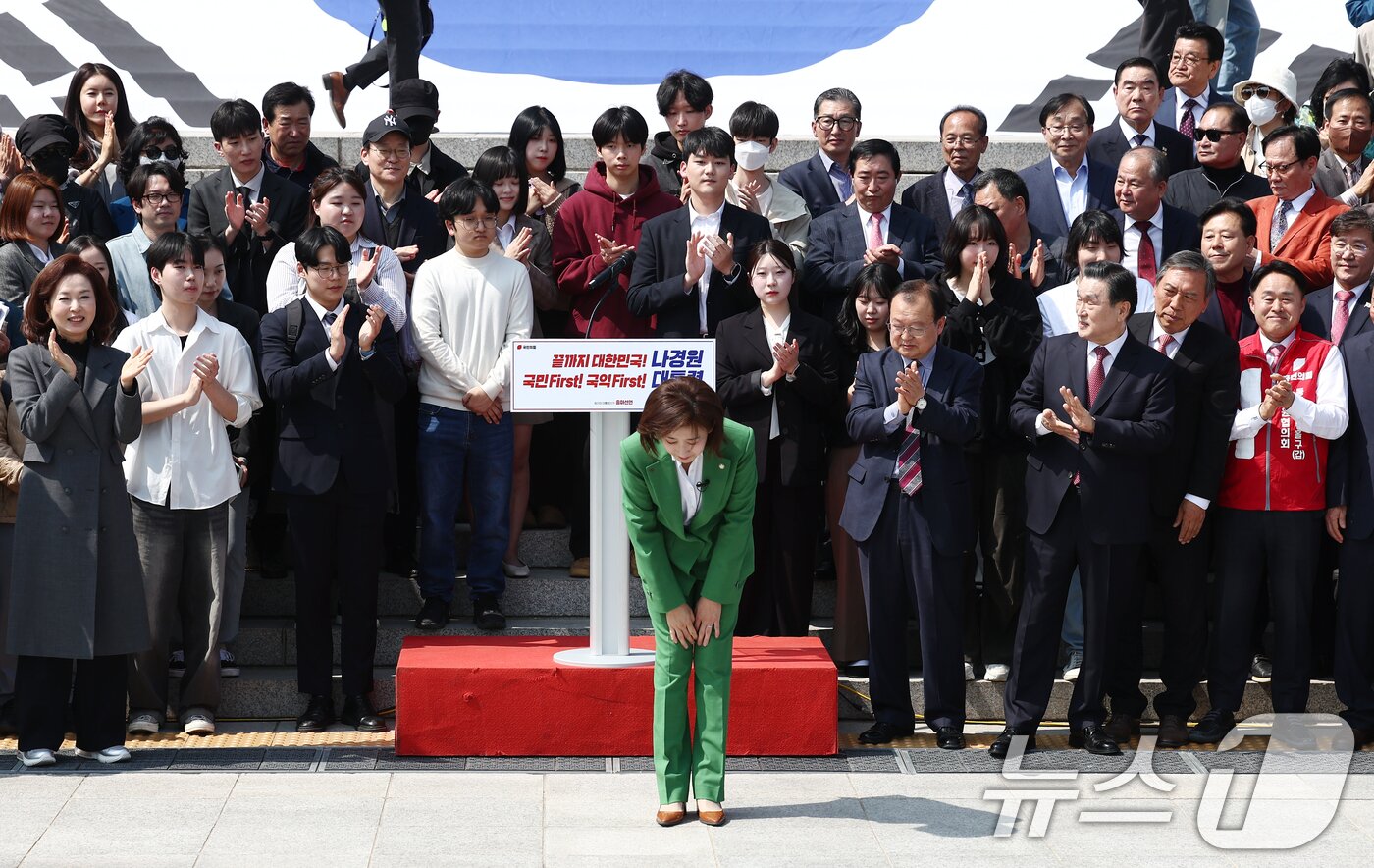 본문 이미지 - 나경원 국민의힘 의원이 11일 오후 서울 여의도 국회 본청 계단에서 21대 대통령 선거 출마 선언 기자회견에 앞서 인사하고 있다. 2025.4.11/뉴스1 ⓒ News1 김민지 기자