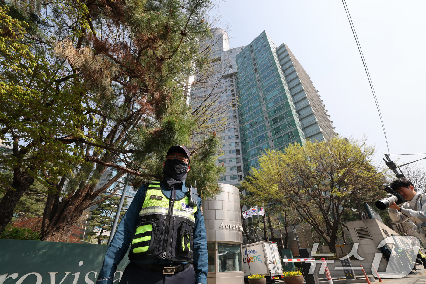 (서울=뉴스1) 박세연 기자 = 11일 윤석열 전 대통령 사저인 서울 서초구 아크로비스타에서 경찰이 질서유지와 경계 근무를 하고 있다.윤 전 대통령은 이날 오후5시 한남동 관저를 …