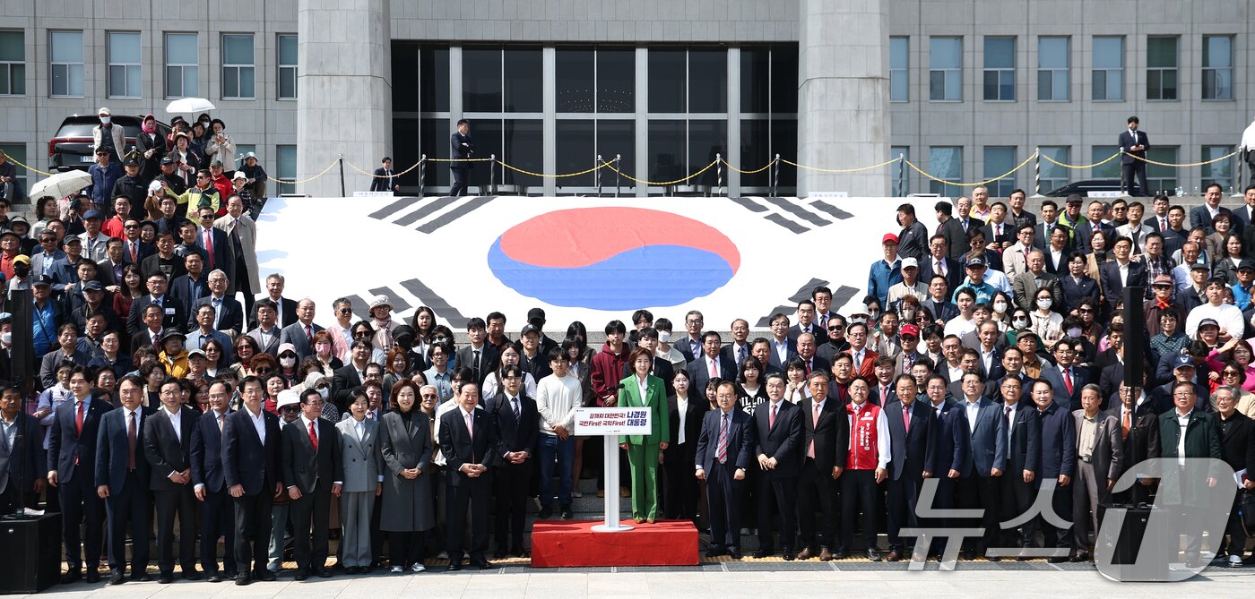 본문 이미지 - 나경원 국민의힘 의원이 11일 오후 서울 여의도 국회 본청 계단에서 21대 대통령 선거 출마 선언 기자회견에서 지지자들과 기념촬영을 하고 있다. 2025.4.11/뉴스1 ⓒ News1 김민지 기자