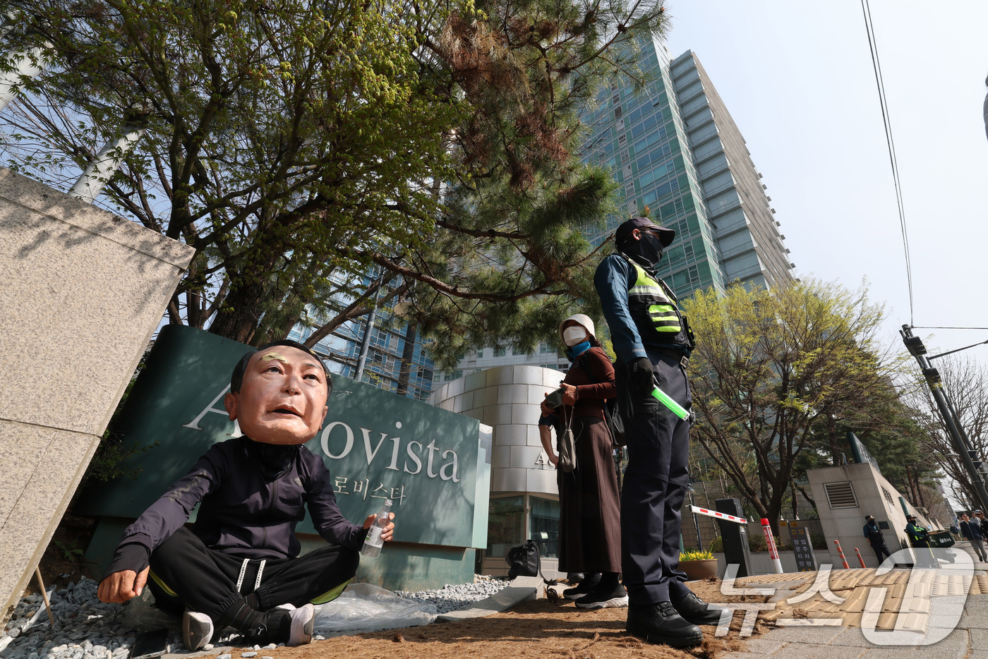 (서울=뉴스1) 박세연 기자 = 11일 윤석열 전 대통령 사저인 서울 서초구 아크로비스타 앞에 윤 전 대통령을 반대하는 한 시민이 윤 전 대통령 탈을 쓰고 앉아있다.윤 전 대통령은 …