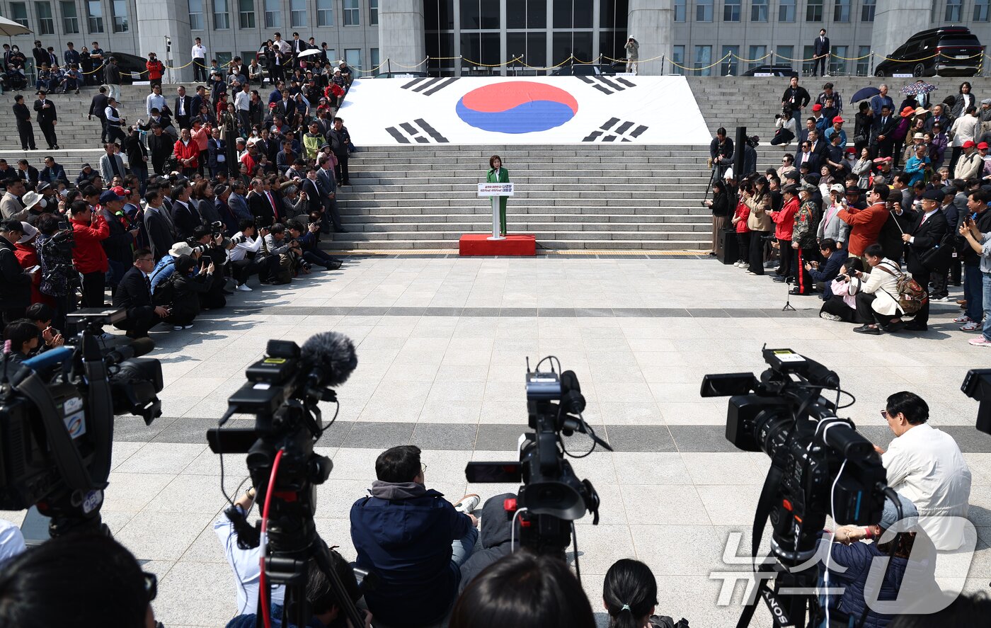 본문 이미지 - 나경원 국민의힘 의원이 11일 오후 서울 여의도 국회 본청 계단에서 21대 대통령 선거 출마 선언 기자회견을 하고 있다. 2025.4.11/뉴스1 ⓒ News1 김민지 기자