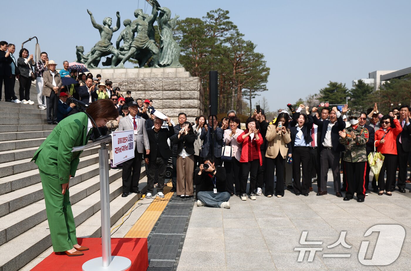 본문 이미지 - 나경원 국민의힘 의원이 11일 오후 서울 여의도 국회 본청 계단에서 21대 대통령 선거 출마 선언 기자회견을 마치고 인사하고 있다. 2025.4.11/뉴스1 ⓒ News1 김민지 기자