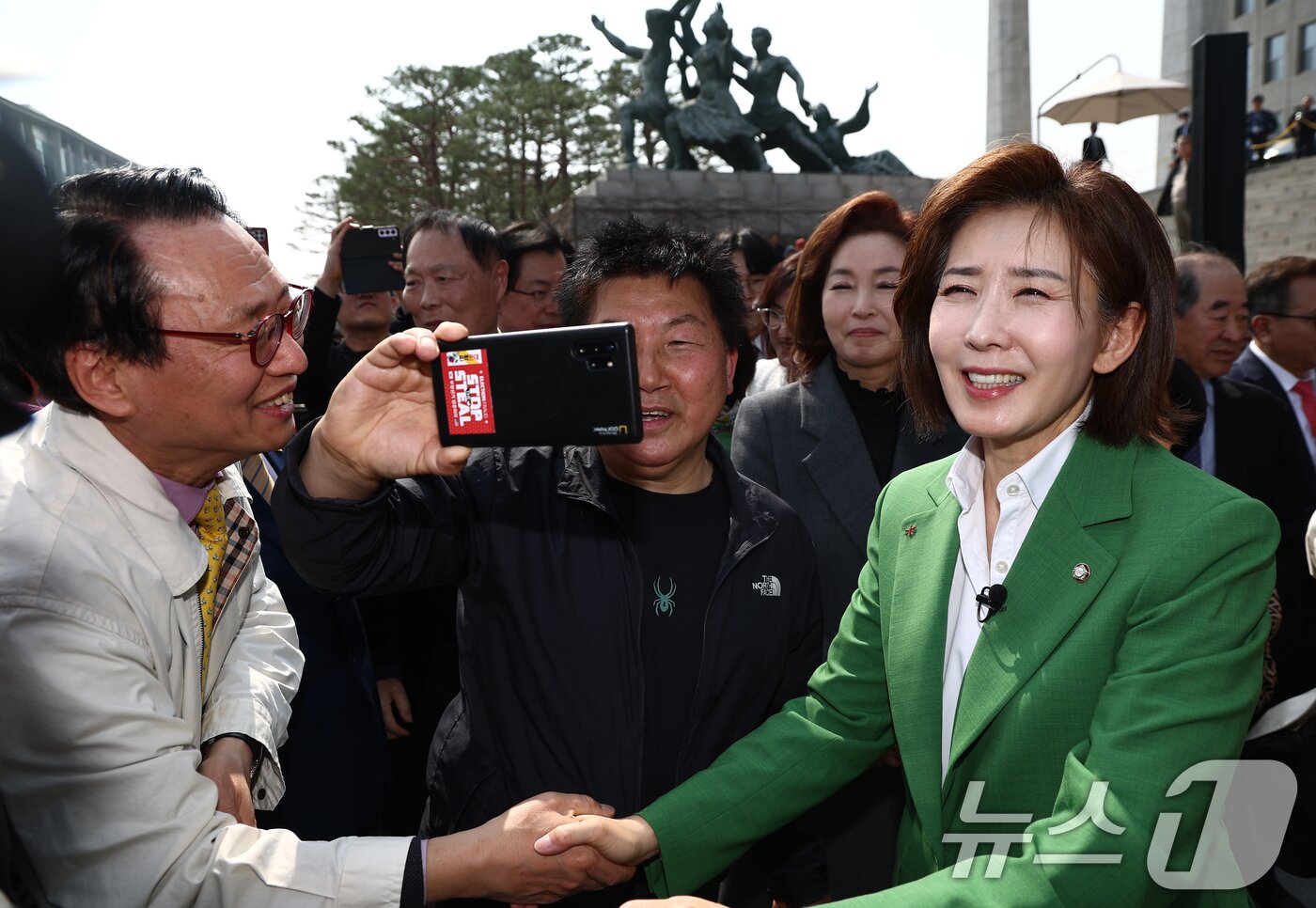 본문 이미지 - 나경원 국민의힘 의원이 11일 오후 서울 여의도 국회 본청 계단에서 21대 대통령 선거 출마 선언 기자회견을 마치고 지지자들과 인사하고 있다. 2025.4.11/뉴스1 ⓒ News1 김민지 기자