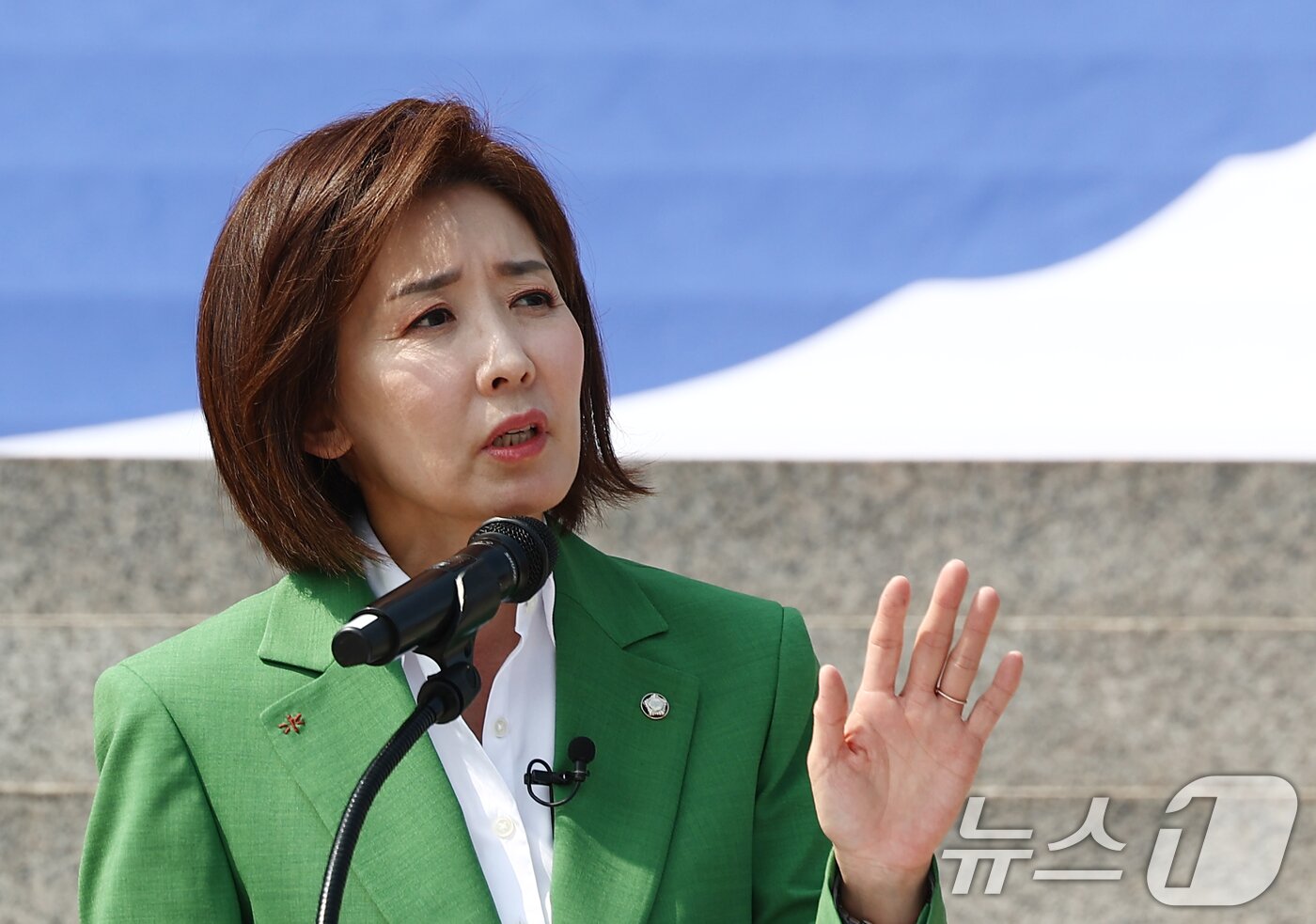 본문 이미지 - 나경원 국민의힘 의원이 11일 오후 서울 여의도 국회 본청 계단에서 21대 대통령 선거 출마 선언 기자회견에서 지지자들을 향해 인사하고 있다. 2025.4.11/뉴스1 ⓒ News1 김민지 기자
