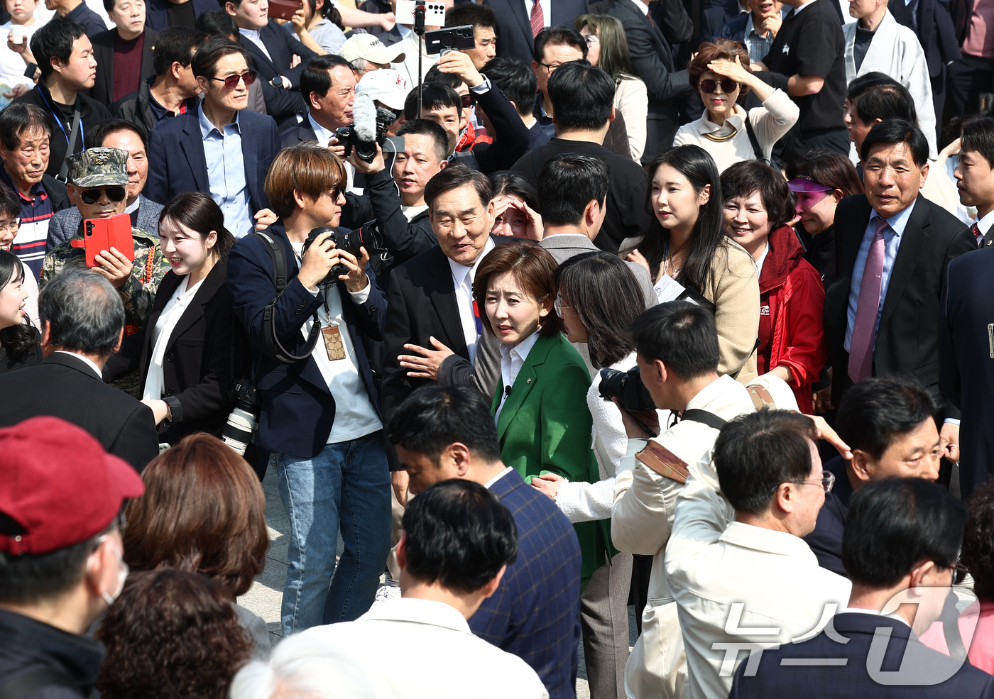 (서울=뉴스1) 김민지 기자 = 나경원 국민의힘 의원이 11일 오후 서울 여의도 국회 본청 계단에서 21대 대통령 선거 출마 선언 기자회견을 마치고 지지자들과 인사하고 있다. 20 …
