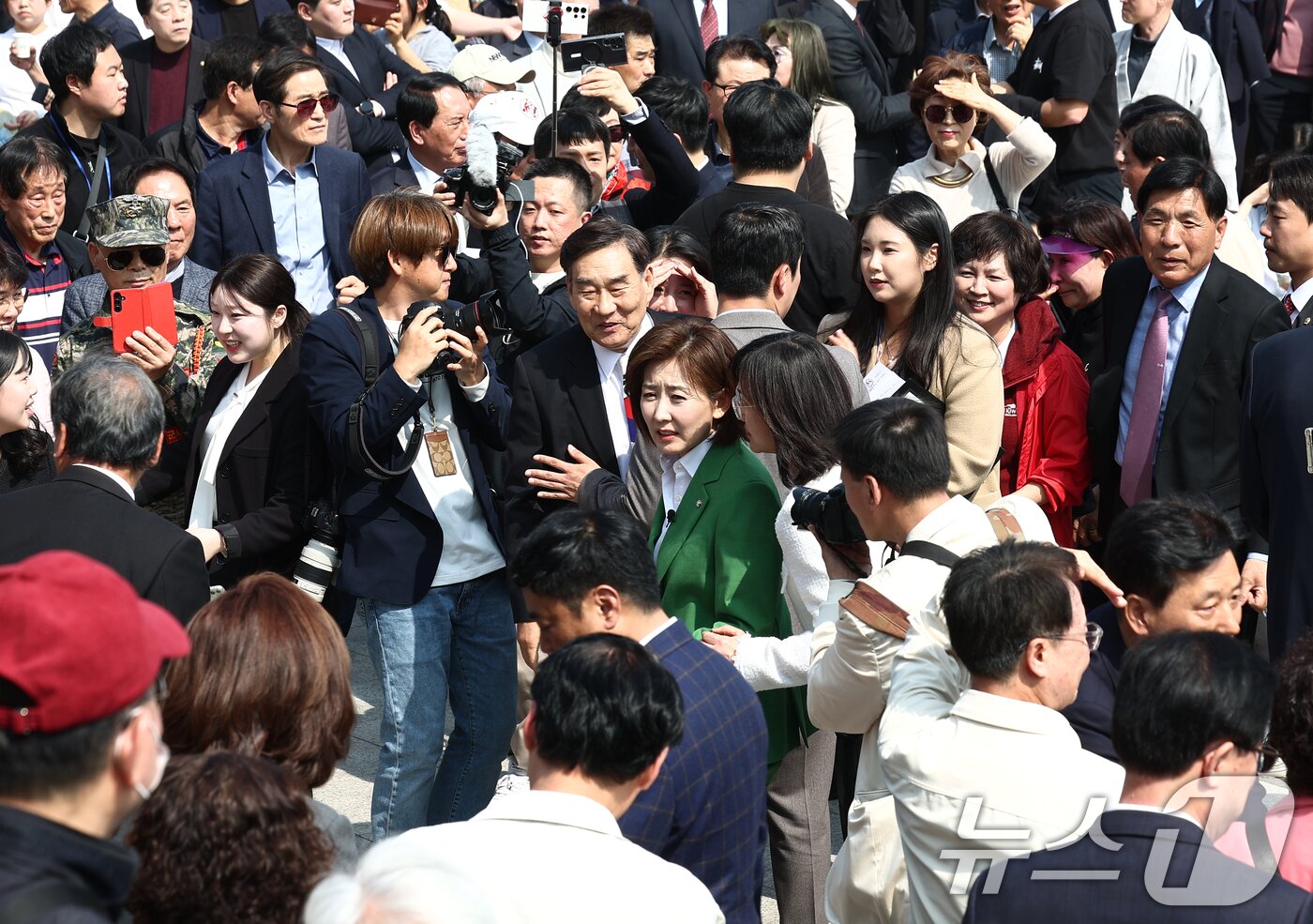 본문 이미지 - 나경원 국민의힘 의원이 11일 오후 서울 여의도 국회 본청 계단에서 21대 대통령 선거 출마 선언 기자회견을 마치고 지지자들과 인사하고 있다. 2025.4.11/뉴스1 ⓒ News1 김민지 기자