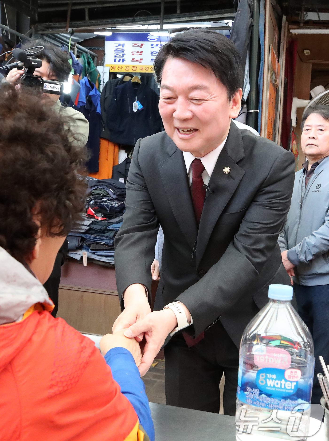 (대구=뉴스1) 공정식 기자 = 대권에 도전하는 안철수 국민의힘 의원이 11일 오후 대구 중구 서문시장을 찾아 상인과 인사 나누고 있다. 2025.4.10/뉴스1