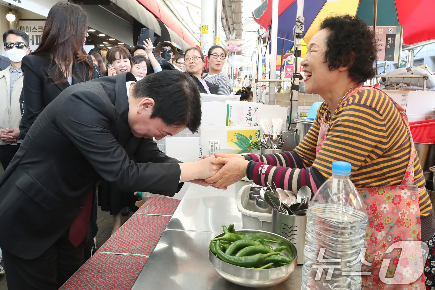 (대구=뉴스1) 공정식 기자 = 대권에 도전하는 안철수 국민의힘 의원이 11일 오후 대구 중구 서문시장을 찾아 상인과 인사 나누고 있다. 2025.4.10/뉴스1