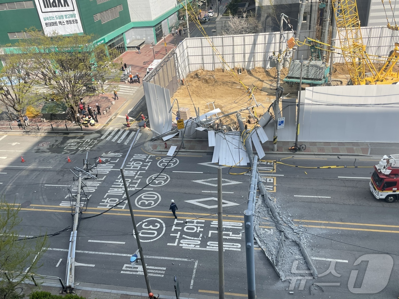 (서울=뉴스1) 정윤미 기자 = 11일 오후 서울 영등포구 영등포동의 한 공사현장에서 전신주가 도로 방면으로 쓰러져 있다. 2025.4.11/뉴스1