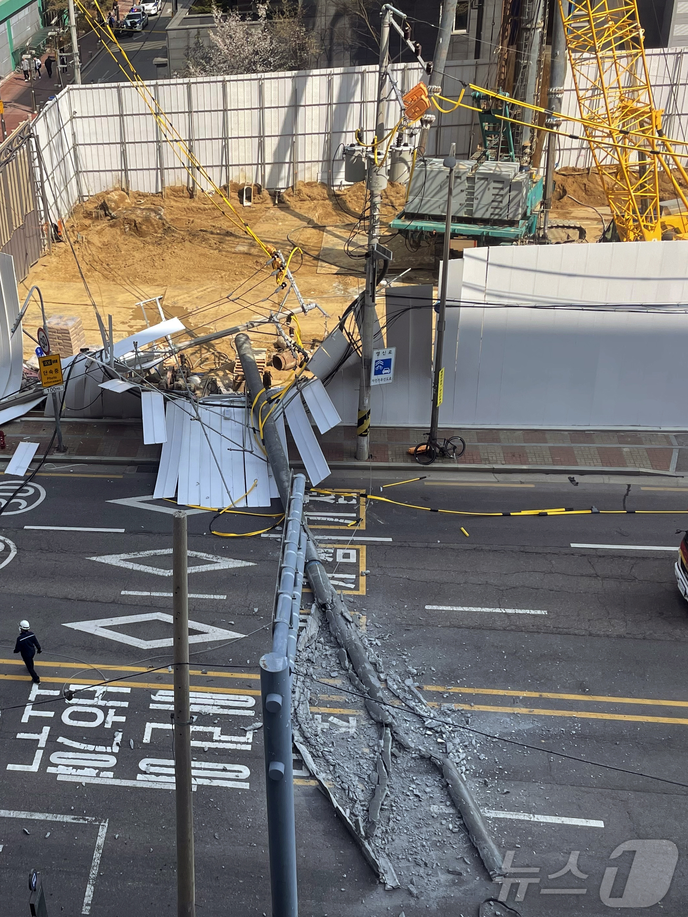 (서울=뉴스1) 정윤미 기자 = 11일 오후 서울 영등포구 영등포동의 한 공사현장에서 전신주가 도로 방면으로 쓰러져 있다. 2025.4.11/뉴스1